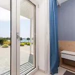 Azur With Sea View Apartman